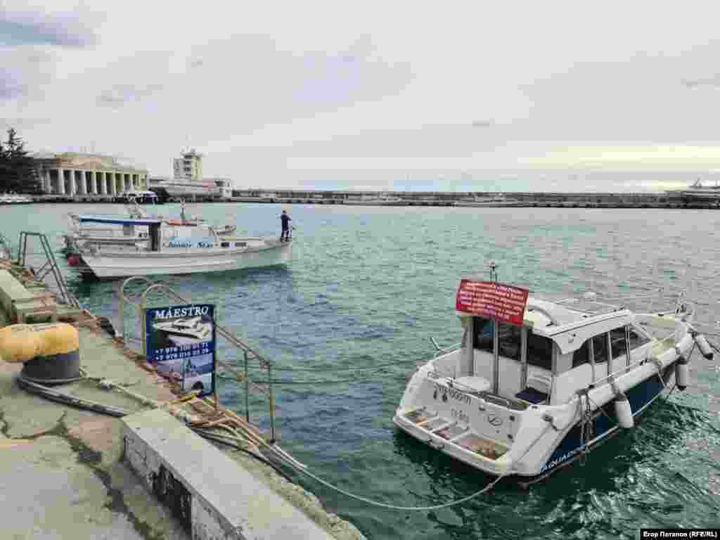 Прогулочные катера простаивают без туристов