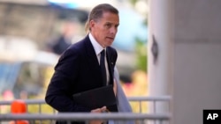 Hunter Biden este acuzat în două dosare în SUA, unul privind cumpărarea ilegală a unei arme, iar cel de-al doilea legat de evaziune fiscală.