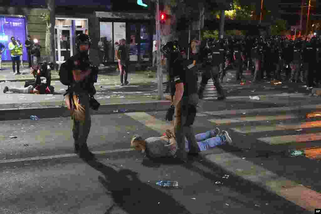 Az újvidéki vasútállomás tetőrendszerének leomlása november 11-én 16 ember halálát okozta, és az ország egyik legnagyobb demonstrációhullámát váltotta ki. A tüntetők azt állítják, hogy a rendszerszintű korrupció és a hozzá nem értés vezetett a tragédiához