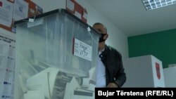 Një punëtor zgjedhor duke mbyllur kutitë e votimit, pas përfundimit të procesit zgjedhor. Tiranë, 25 prill, 2021.