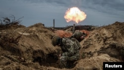 Soldați ucraineni din brigada Burevii (Uraganul) la instrucție în apropierea Kievului, la 8 noiembrie 2023. Ucraina se pregătește de o iarnă grea pe front, temându-se și de eventual reducere a ajutorului occidental (REUTERS/Vladyslav Musiienko)