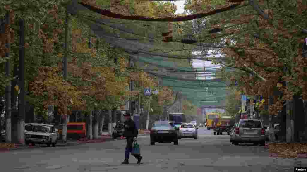 Herszonban is hozzászoktak a helyiek, hogy a főutakat drónfogó hálók fedik. Ez némi biztonságot ad a helyieknek