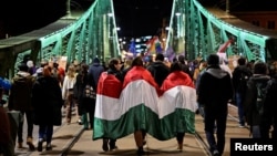 A gyülekezési törvény visszavonását követelő tüntetők a Szabadság hídnál Budapesten, 2025. március 25-én