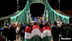 Guvernul maghiar spune că va interzice în curând și blocarea podurilor și principalelor artere de circulație... (imagine de la protest antiguvernamental la Budapesta, de pe 25 martie 2025).