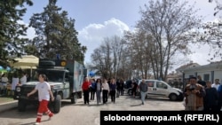 Голем број роднини и пријатели на повредените и жртвите се собрани пред Општата болница во Кочани, 16 март 2025 година