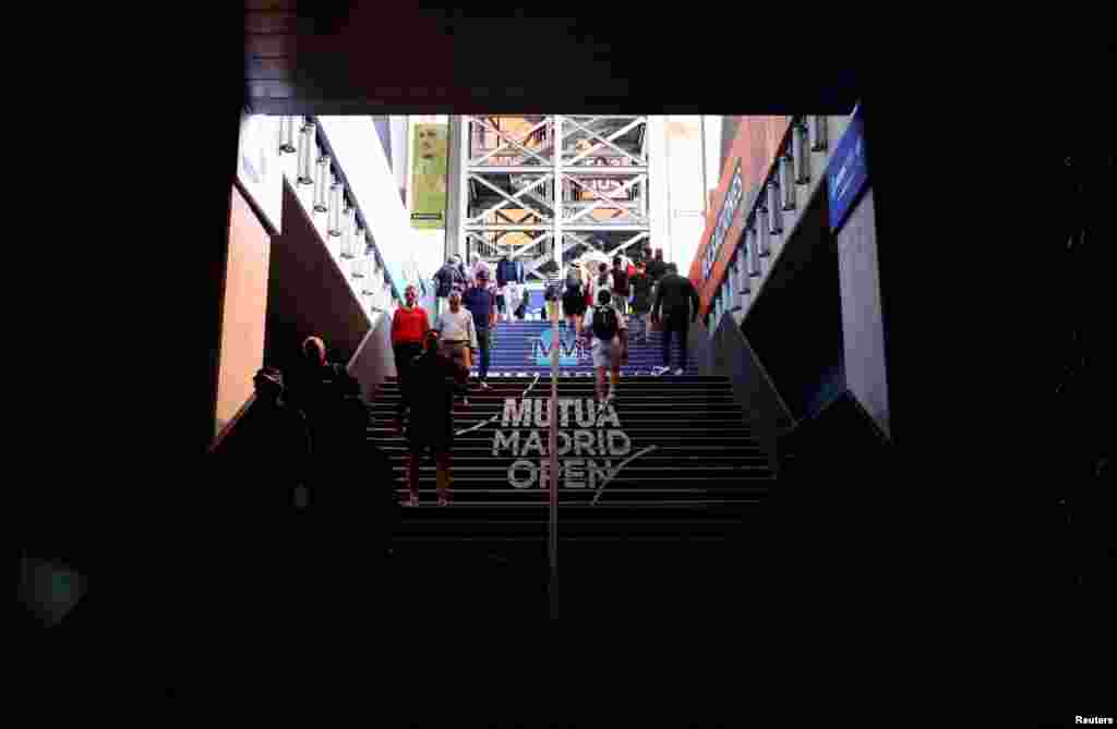 Tenis - Otvoreno prvenstvo Madrida - Park Manzanares, navijači nakon što su mečevi prekinuti zbog nestanka struje, 28. april 2025.