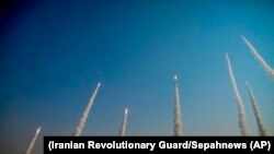 Testimi i raketave balistike dhe dronëve në një shkretëtirë të Iranit, 15 janar 2021.