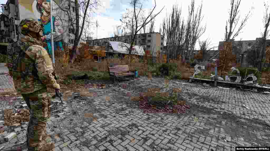 A Szeretem Avgyijivkát felirat sérült acélszerkezete 2023 novemberében, amikor a Szabad Európa fotóriportere, Szerhij Nuzsnyenko utoljára látogatott el a városba a megszállása előtt. Az orosz hadsereg 2024 februárjában foglalta el, a több mint öt hónapig tartó csata utolsó szakaszában