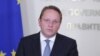 Еврокомесарот Вархеи во Бугарија на разговори за ветото спрема Македонија