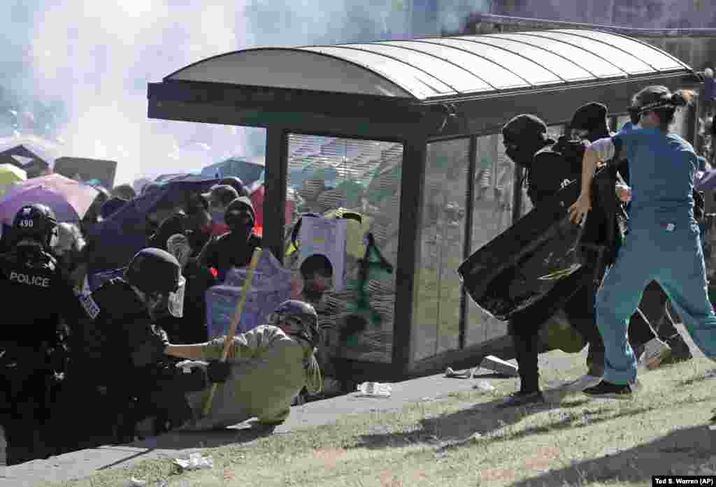 Медицинска сестра, десно, која на демонстрантите им пружаше волонтерска медицинска нега, во обид да му помогне на лице кое беше соборено од полицијата во Сиетл