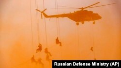 Padobranci na vojnoj vežbi u vojnoj bazi Ašuluk na jugu Rusije (foto arhiva: 22. septembar 2020. godine)