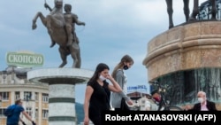 Илустрација: Луѓе со маски на плоштадот Македонија во Скопје