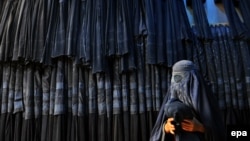 Talibani su prisiljavali žene da se pokriju od glave do pete.