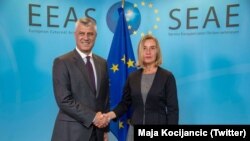 Përfaqësuesja e Lartë e BE-së, Federica Mogherini, dhe presidenti i Kosovës, Hashim Thaçi. (Foto nga arkivi)