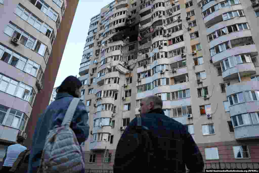 Lokalni stanovnici posmatraju posljedice ruskog napada