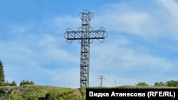 36-метровият кръст край с. Нови Хан, който свети в тъмното и се вижда от десетки километри.