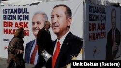 Плакат в Истанбул на Ердоган и неговия кандидат Бинали Йълдъръм.
