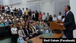 Emil Ceban, rectorul Universității de Stat de Medicină și Farmacie „Nicolae Testemițanu”, locul 18 pe lista candidaților PAS la parlamentare, în fața studenților și profesorilor la o întrunire electorală pe 10 septembrie.