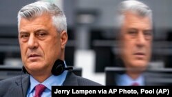 Ish-presidenti i Kosovës, Hashim Thaçi gjatë paraqitjes së parë pranë Dhomave të Specializuara.