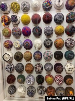 Muzeul de textile, clopurile bărbaților numite klow - în jurul lor se leagă turbanul.