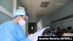 Punëtorët shëndetësorë në Klinikën Infektive të QKUK-së, duke trajtuar pacientët me COVID-19. Foto nga arkivi. 