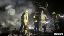 Ukrajinski vatrogasci gase požar na stambenoj zgradi nakon ruskih vazdušnih napada, 23. septembra 2024.