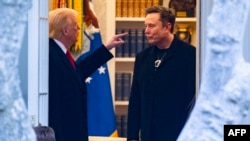 Președintele SUA, Donald Trump, discută cu Elon Musk (dreapta) înainte de a părăsi Casa Albă pentru a se îndrepta spre reședința sa din sudul Floridei, Mar-a-Lago, pe 14 martie 2025.