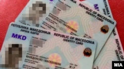Stare lične karte sa starim nazivom države - Republika Makedonija, još su u upotrebi