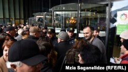 Некоторые политические силы сегодня осадили Дом юстиции, всячески препятствуя его деятельности.