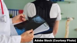 Илустрација - Средношколец на преглед кај ортопед