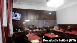 Márki Zoltán tanácselnök (középen) a vörösiszap-katasztrófa miatt indult büntetőügy nyilvános ülésén a Kúrián 2020. november 27-én