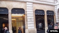 Бутик «Prada» на вулиці Кондотті в Римі