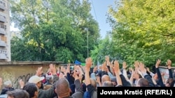 "Ne želimo sukob, nego pravdu", poručili su demonstranti policiji nakon nagurivanja ispred ulaza u zgradu novosadskog suda