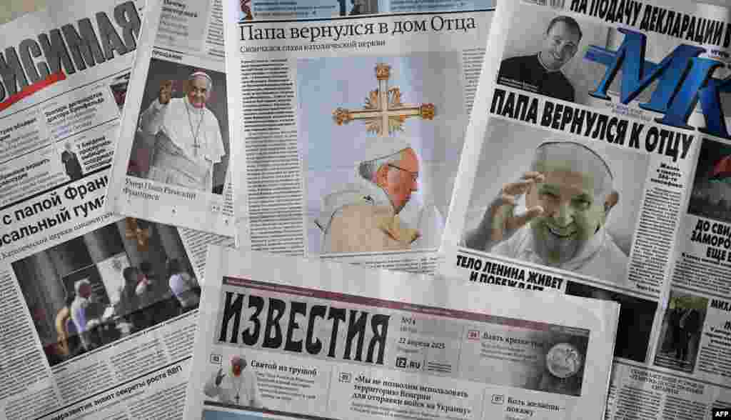 Moscova, 22 aprilie 2025 – Primele pagini ale ziarelor din Rusia vorbesc despre moartea, luni, a Papei Francisc.