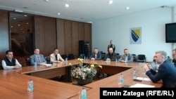 Edin Forto, ministar transporta i komunikacija BiH sa predstavnicima kompanija koje se bave međunarodnim cestovnim trasportom roba i putnika u Sarajevu, 17. aprila 2025. godine. 