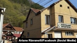 Zgrada Javnog opštinskog preduzeća u Štrpcu, april 2025.