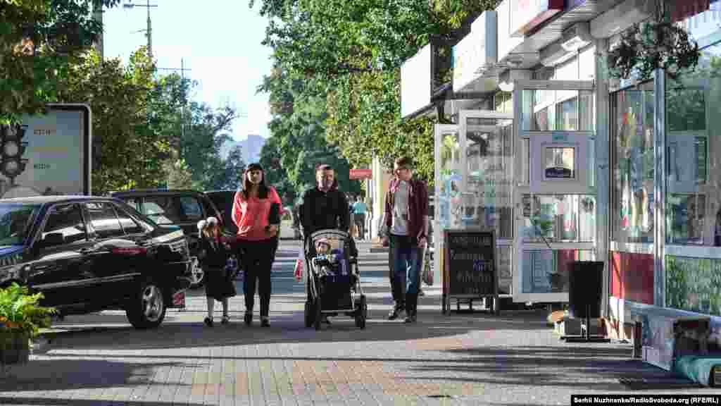 Всі прямують до школи. Урочистості мають початися о 8:30. Але треба прийти раніше, щоб встигнути до всього приготуватися