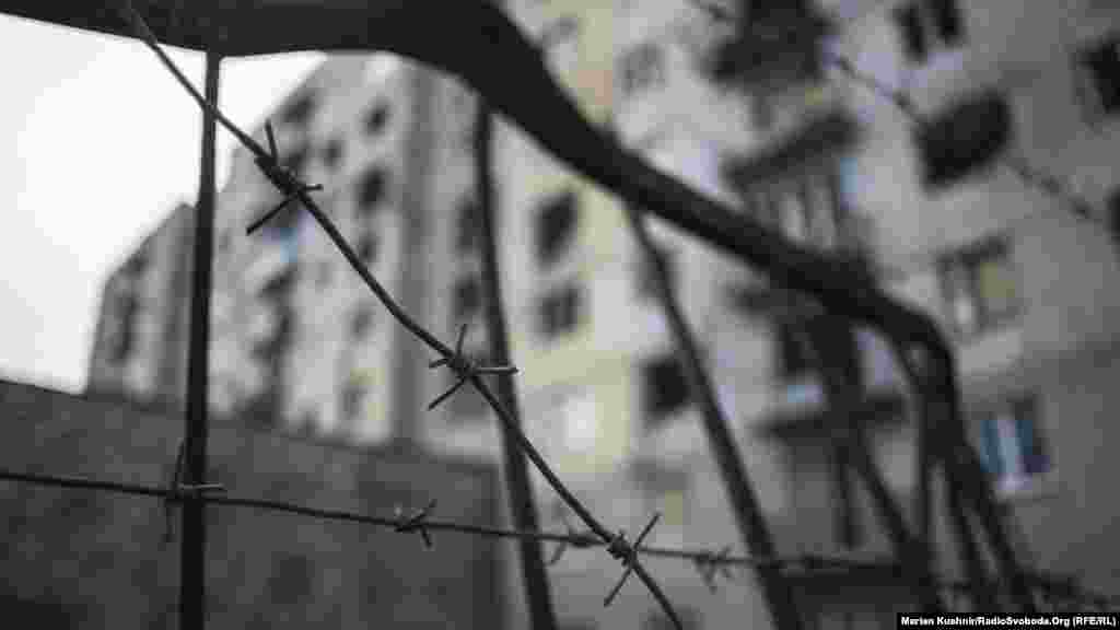 Авдіївські дев’ятиповерхівки в 2014 році потрапили під сепаратистський танковий обстріл, пізніше стали свідками боїв за донецький аеропорт, нині з їхніх вікон видно промислову зону. За цією «колючкою» будинок, в який повернулися місцеві мешканці. Залишилися жити ті, чиї квартири не постраждали від боїв