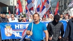 Pristalice Srpske naprede stranke pristižu na Trg kralja Milana u Nišu, 17. maj 2025.