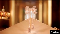 Брошка, инкрустирана със скъпоценни камъни и носена от френската императрица Евгения, е сред предметите, откраднати по време на обира.