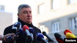  Kandidat za predsjednika Zoran Milanović u razgovoru s medijima nakon glasanja na biralištu u Zagrebu, Hrvatska, 29. decembra 2024.