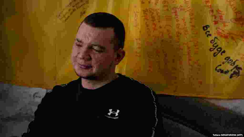 Vlagyiszlav Jescsenko kijevi otthonában 2025. február 7-én. Miután az egykori katona két és fél évvel ezelőtt aknamentesítés közben megvakult Bahmut közelében, Let&rsquo;s See The Victory (Lássuk a győzelmet) néven alapítványt hozott létre a sorstársainak. A problémát súlyosbítja, hogy az ukrán egészségügy túlterhelt, és nem készült fel a megvakult katonák ellátására, így főként központok és civil kezdeményezések próbálják ezt megoldani