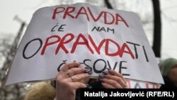 Просветните работници кои штрајкуваат во Србија бараат повисоки плати и подобри услови за работа во училиштата