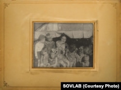 თამარ ვარაზაშვილი ბავშვების გარემოცვაში. ფოტო გადაღებულია საბავშვო ბაღში, კოლიმაზე გადასახლებაში ყოფნის პერიოდში. ფოტო გამოქვეყნებულია საბჭოთა წარსულის კვლევის ლაბორატორიის არქივში