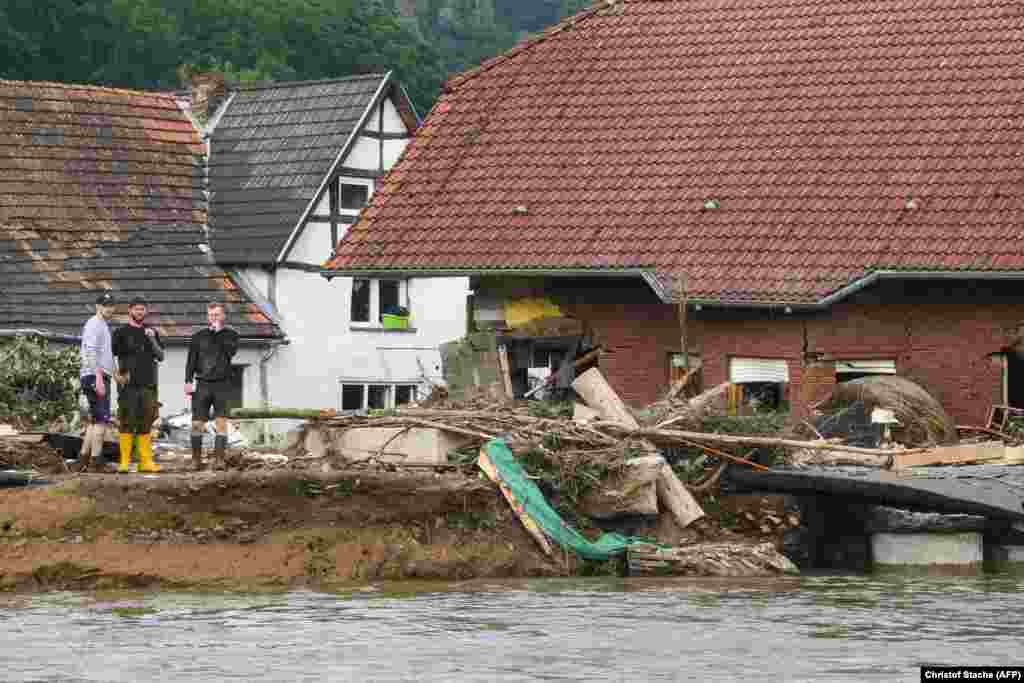 Mladići pored uništene kuće u mestu Insul u blizini Bad Neuenahr-Ahrveiler-a, zapadna Nemačka, 17. jula 2021. Razarajuće poplave u Nemačkoj i drugim delovima zapadne Evrope opisane su kao &bdquo;katastrofa&ldquo;, &bdquo;ratna zona &quot;i&quot; bez presedana &quot;, sa više od 150 mrtvih