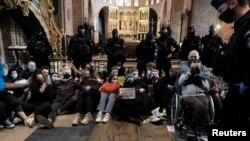 Протест прекъснал църковна служба в Гданск