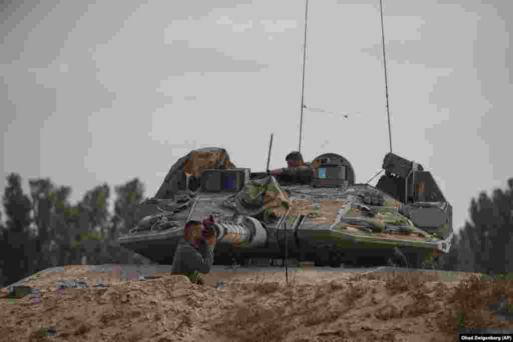 Ushtarë izraelitë në një tank pranë kufirit me Rripin e Gazës, në jug të Izraelit, më 19 maj.