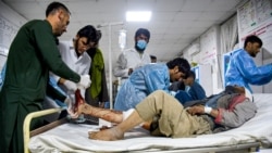 Medici afgani, acordându-i ajutor unui rănit la un spital din Mazar-i-Sharif, în urma cutremurului de pământ care a lovit nordul Afganistanului pe 3 noiembrie 2025