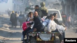 Хора се връщат в северната част на Газа.