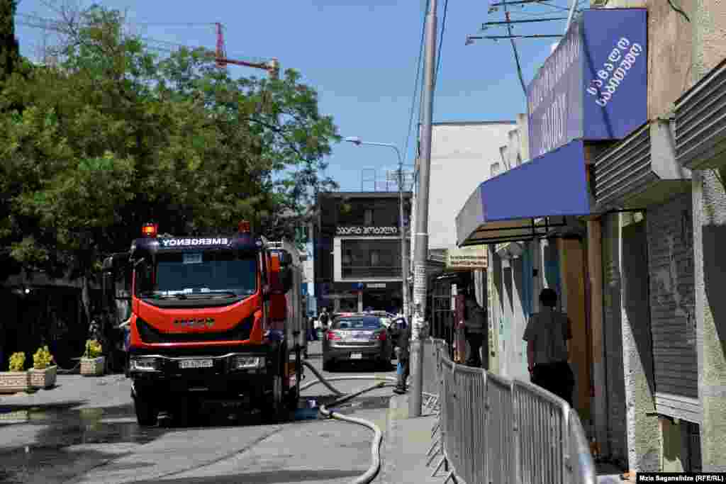 „პირველადი დათვალიერებით ჯერ ვერ მოგახსენებთ, თუ რამ გამოიწვია ხანძარი. ცეცხლი, სავარაუდოდ, გაჩნდა შუა ნაწილში“, - უთხრა მედიას თბილისის სახანძრო-სამაშველო სამმართველოს უფროსმა ოთარ კერესელიძემ.